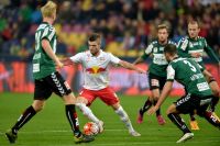 Red Bull Salzburg vs SV Ried (c) Thomas Reifeltshammer (Ried) Valon Berisha (RBS) und Nico Antonitsch (Ried) (c) GEPA pictures Ertl .jpg