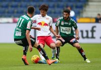 Mathias Honsak (Ried), Takumi Minamino (RBS) und Alberto Prada Vega (Ried) (c) GEPA pictures Felix Roittner..jpg