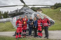 Saskia Knaus (GF Heli Austria) und Wolfgang Hettegger (CEO Snow Space Salzburg) mit Rettungsteam (c) Masser