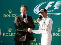 Schwarzenegger und Hamilton (c) Mercedes AMG Petronas.jpg